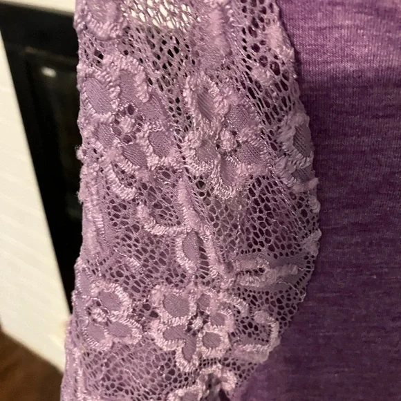 Size lg violet top with short lace sleeves - Picture 3 of 4